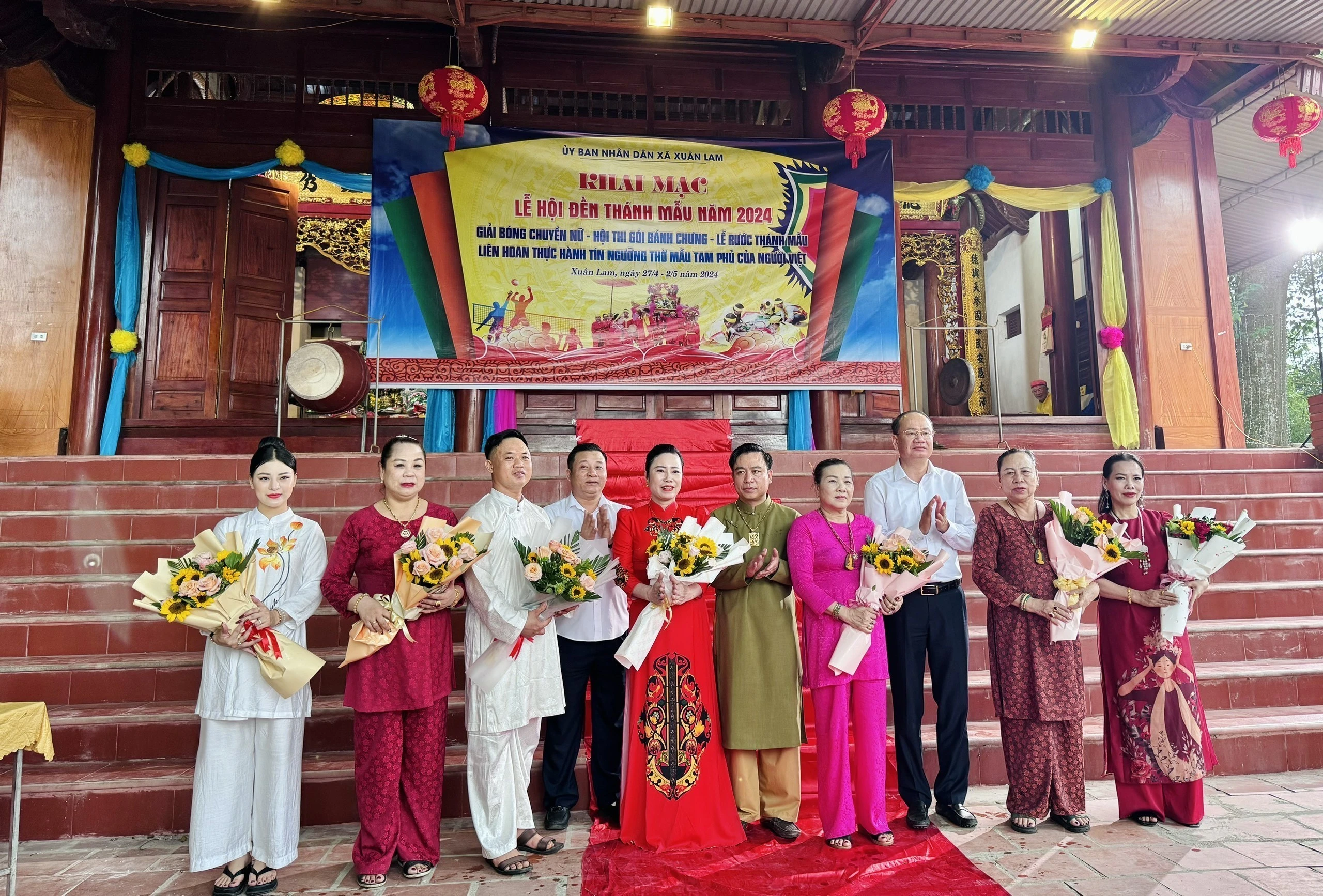 Ông Phan Tấn Linh, Bí thư Huyện uỷ huyện Nghi Xuân; Ông Nguyễn Danh Hoà, Phó Viện trưởng Viện Nghiên cứu Văn hoá và Phát triển; Nghệ nhân ưu tú Phạm Quang Hồng tặng hoa cho các nghệ nhân, thanh đồng tham gia Liên hoan Thực hành tín ngưỡng thờ mẫu Tam phủ tại Đền Thánh Mẫu, xã Xuân Lam.