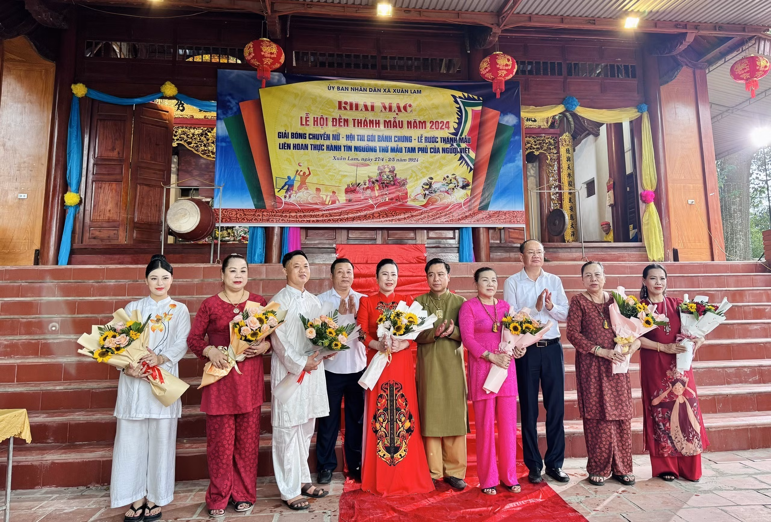 Ông Phan Tấn Linh, Bí thư Huyện uỷ huyện Nghi Xuân; Ông Nguyễn Danh Hoà, Phó Viện trưởng Viện Nghiên cứu Văn hoá và Phát triển; Nghệ nhân ưu tú Phạm Quang Hồng tặng hoa cho các nghệ nhân, thanh đồng tham gia Liên hoan Thực hành tín ngưỡng thờ mẫu Tam phủ tại Đền Thánh Mẫu, xã Xuân Lam.