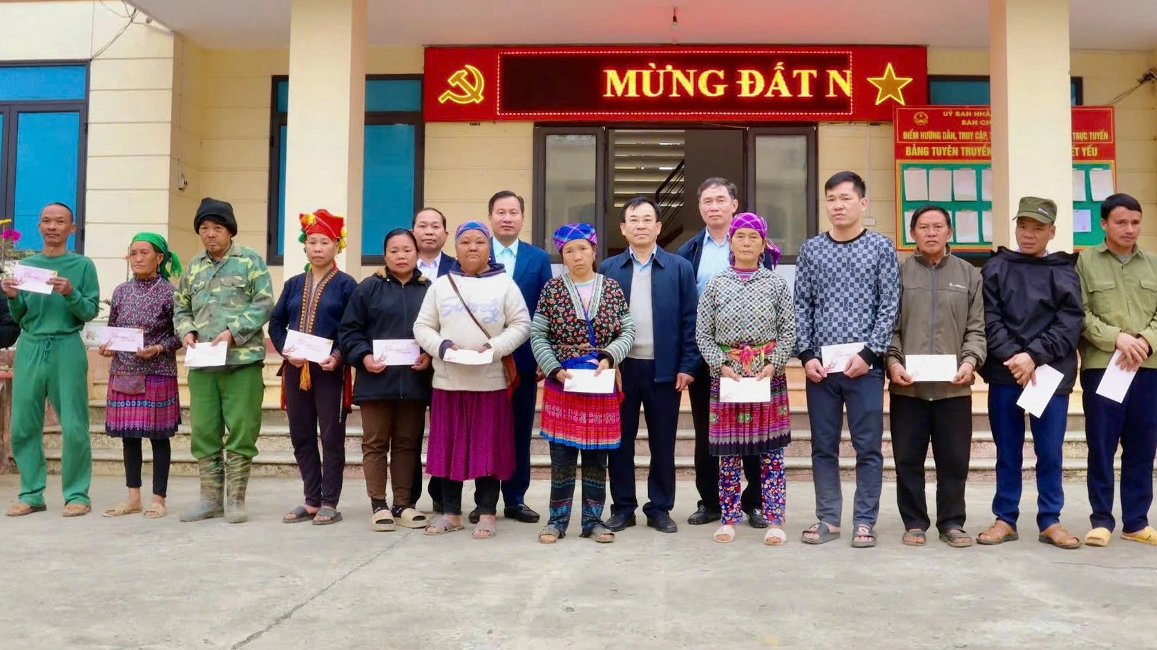 2-dong-chi-pham-toan-thang-uy-vien-ban-thuong-vu-truong-ban-to-chuc-tinh-tang-cac-suat-qua-tet-cho-cac-ho-ngheo-can-ngheo-xa-son-thuy-huyen-van-ban.jpg