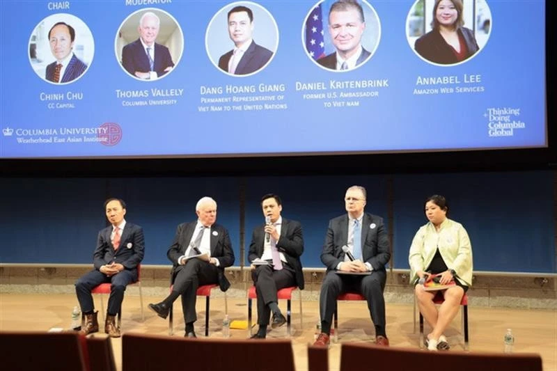 Trưởng phái đoàn Việt Nam tại Liên hợp quốc, Đại sứ Đặng Hoàng Giang (giữa) phát biểu tại buổi tọa đàm.