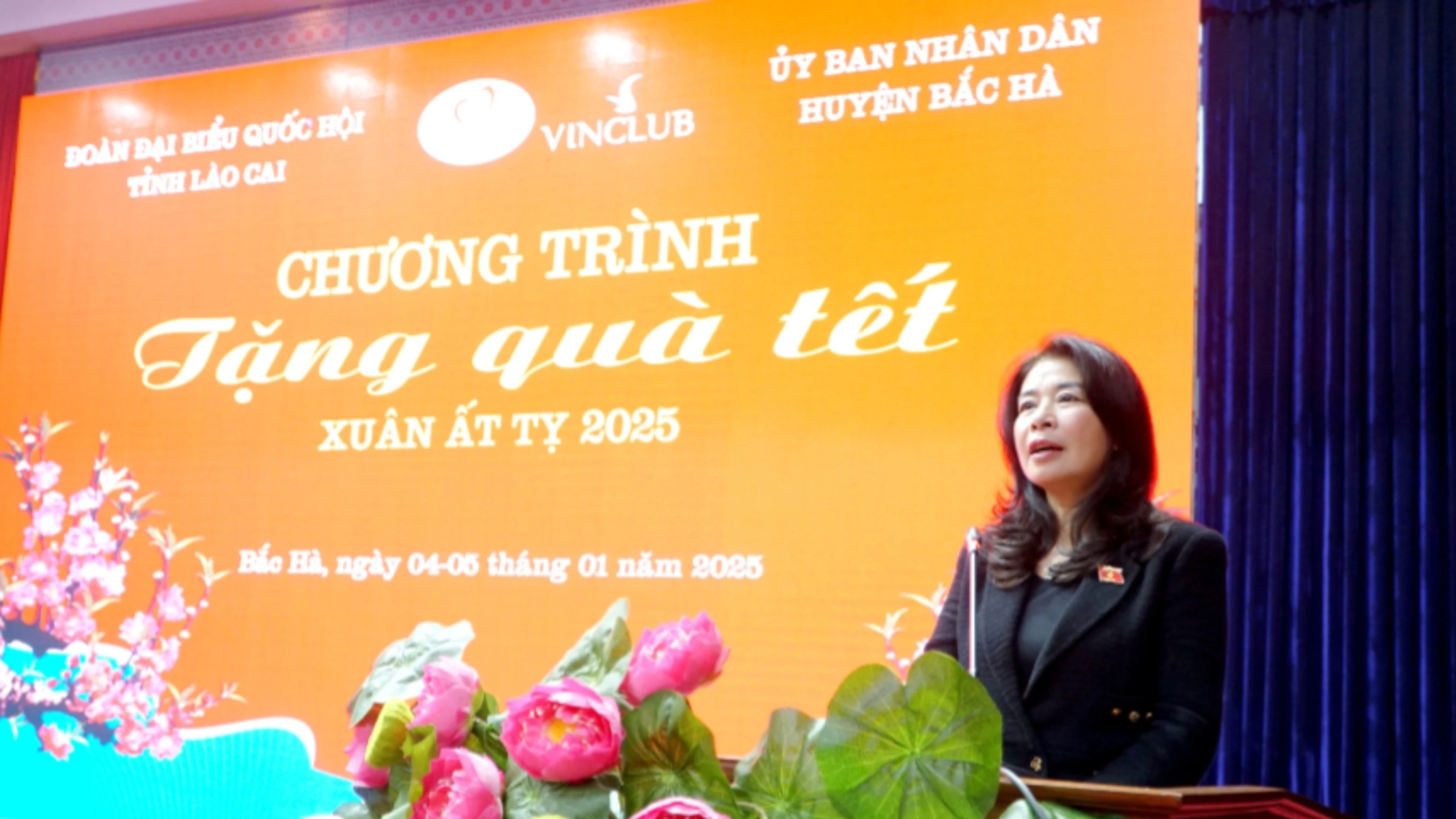 Bà Lê Thu Hà chúc bà con sớm ổn định cuộc sống, đón tết Ất Tỵ vui tươi, hạnh phúc.