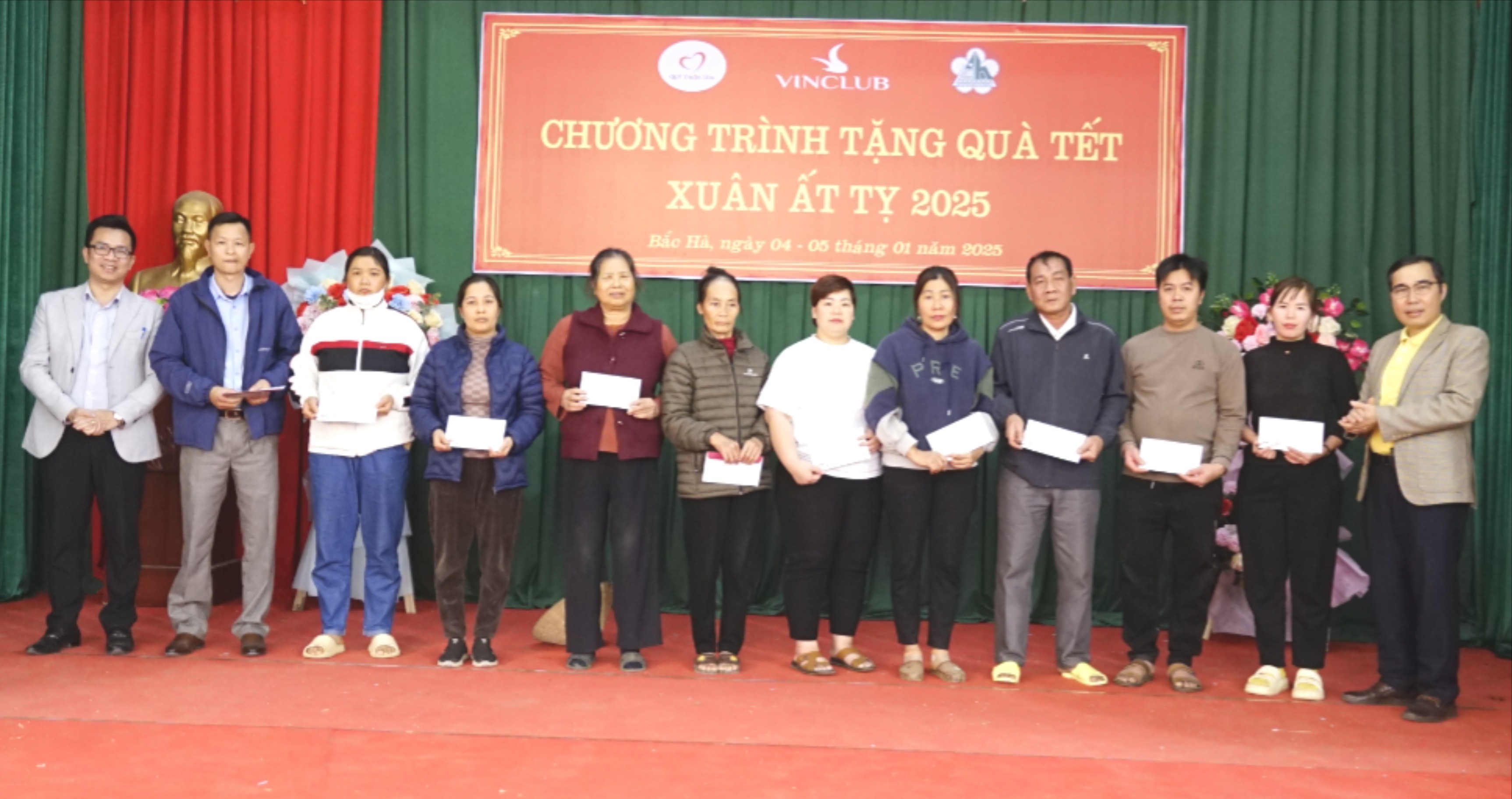 2.000 suất quà tết được trao tặng cho người dân huyện Bắc Hà. 2.000 suất quà tết được trao tặng cho người dân huyện Bắc Hà.