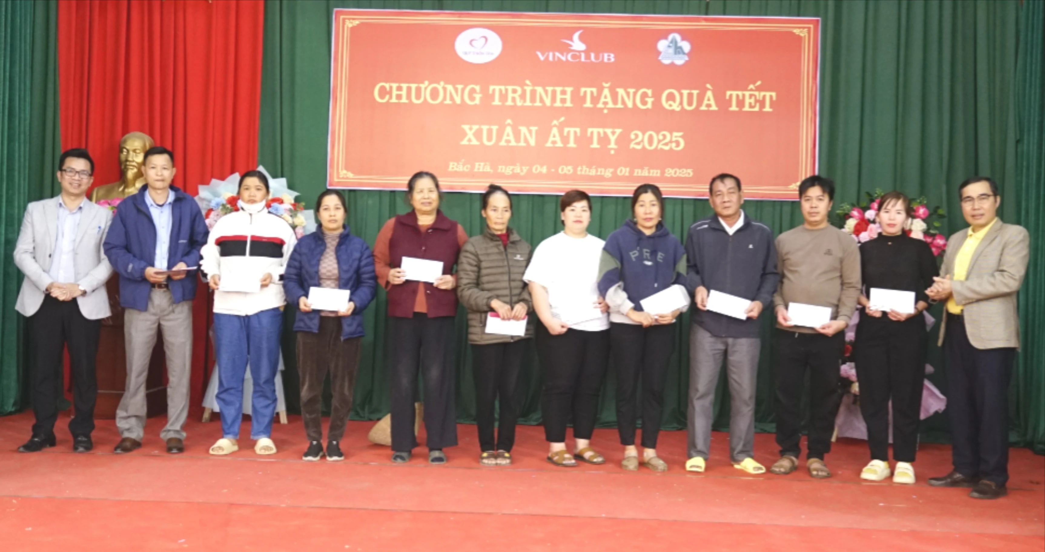 2.000 suất quà tết được trao tặng cho người dân huyện Bắc Hà.