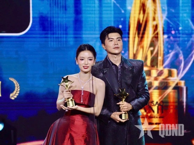 Cặp đôi được yêu thích nhất do khán giả bình chọn xướng tên Steven Nguyễn và Lê Hạ Anh phim "Mưa đỏ".