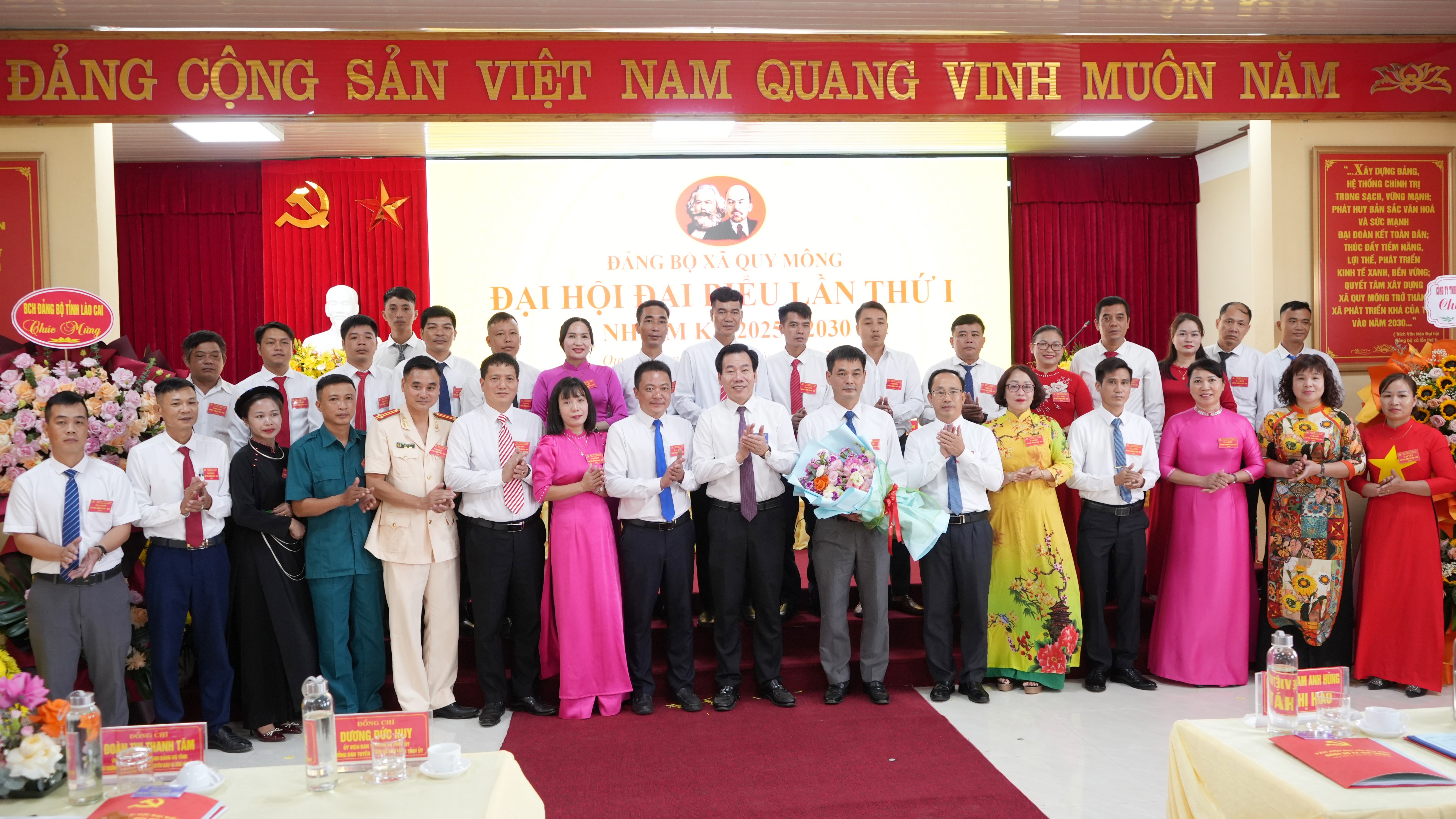 Đồng chí Trưởng Ban Tuyên giáo và Dân vận Tỉnh ủy tặng hoa chúc mừng Ban Chấp hành Đảng bộ xã Quy Mông, nhiệm kỳ 2025 - 2030. bch-dang-bo-xa-quy-mong-khoa-i-nhiem-ky-2025-2030.jpg