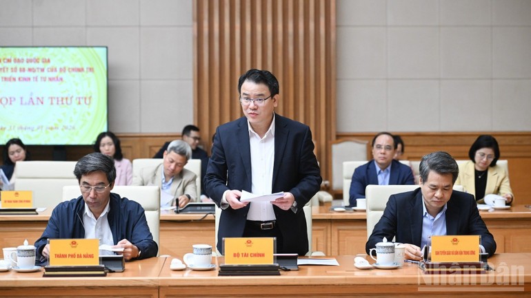 Lãnh đạo Bộ Tài chính báo cáo tại phiên họp.