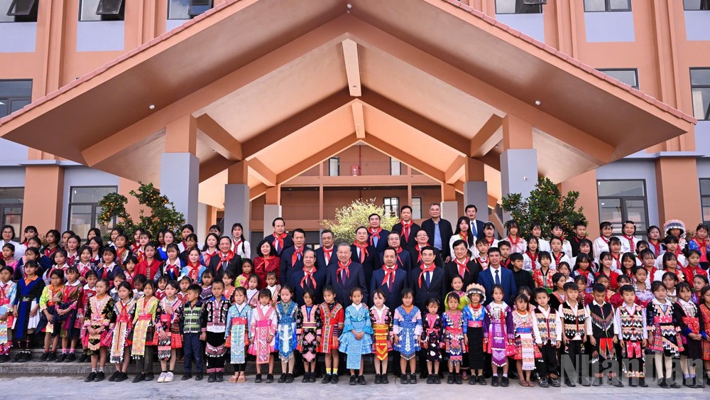 Tổng Bí thư Tô Lâm, các đồng chí lãnh đạo Đảng, Nhà nước và các cháu học sinh tại Lễ khánh thành Trường phổ thông nội trú liên cấp tiểu học và trung học cơ sở xã Si Pa Phìn, tỉnh Điện Biên.
