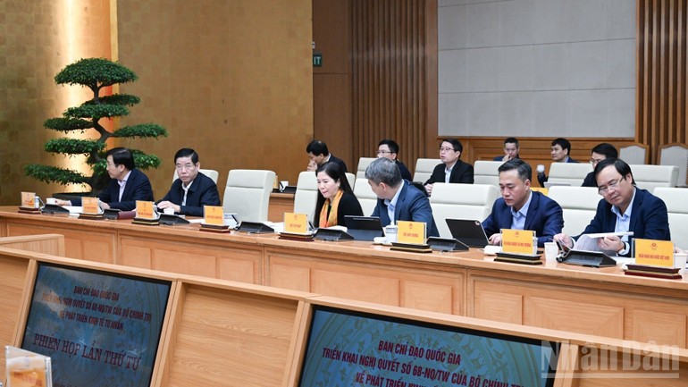 Lãnh đạo các bộ, ngành, cơ quan tham dự phiên họp.