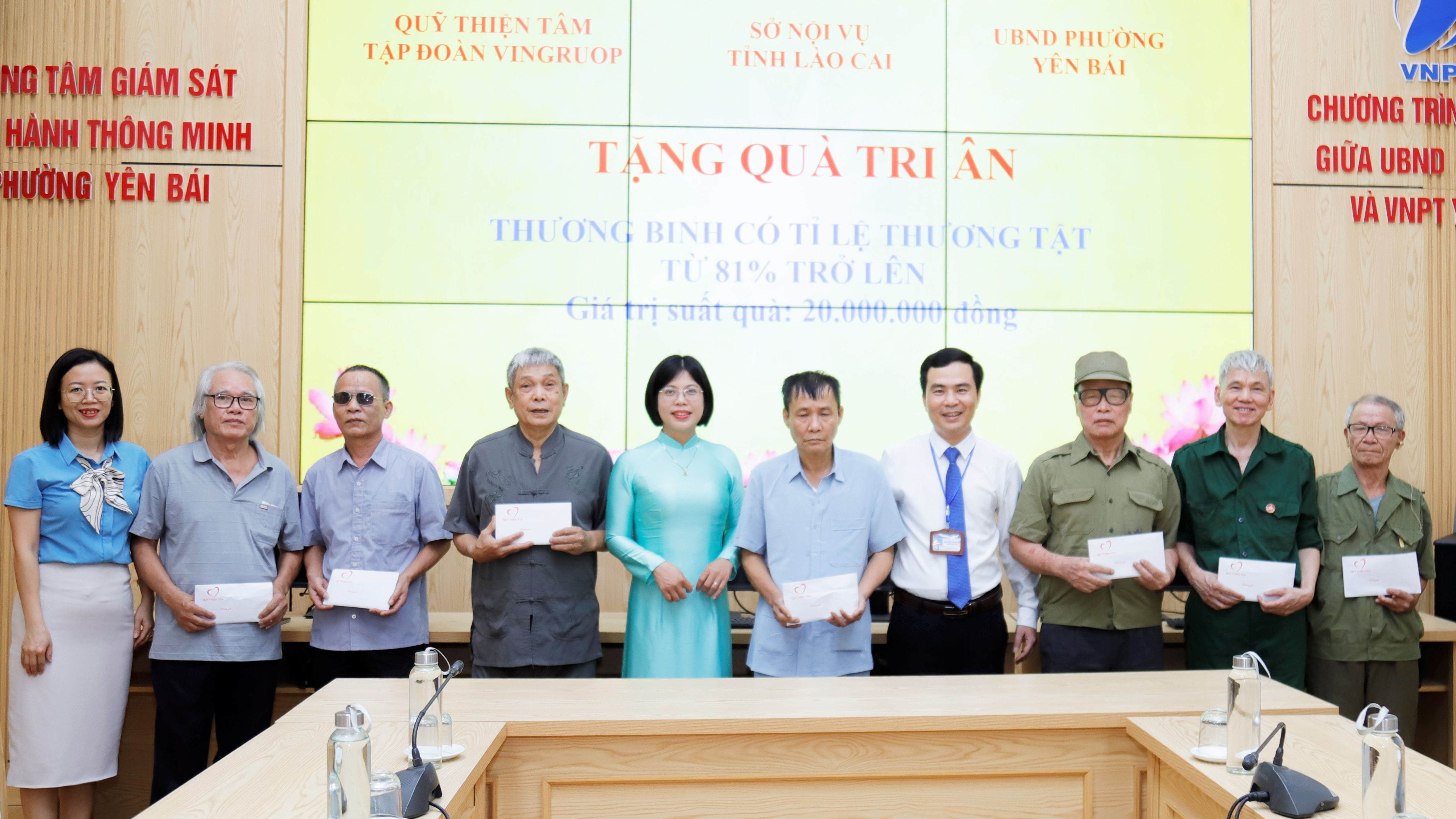 Lãnh đạo phường Yên Bái trao quà cho các thương binh. trao-suat-qua-tri-an-cac-thuong-binh-nang-anh-3-thanh-nghi-1.jpg