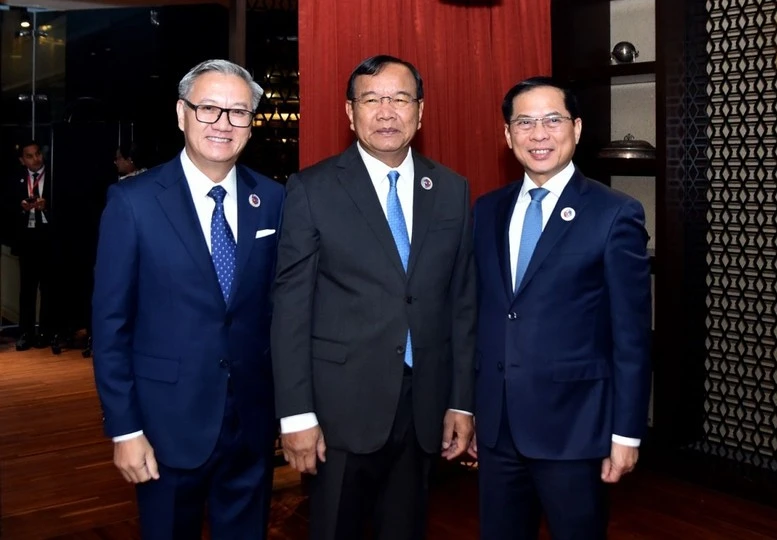 Phó Thủ tướng Bùi Thanh Sơn gặp, làm việc với Phó Thủ tướng, Bộ trưởng Ngoại giao và Hợp tác quốc tế Campuchia Prak Sokhonn và Bộ trưởng Ngoại giao Lào Thongsavanh Phomvihane.
