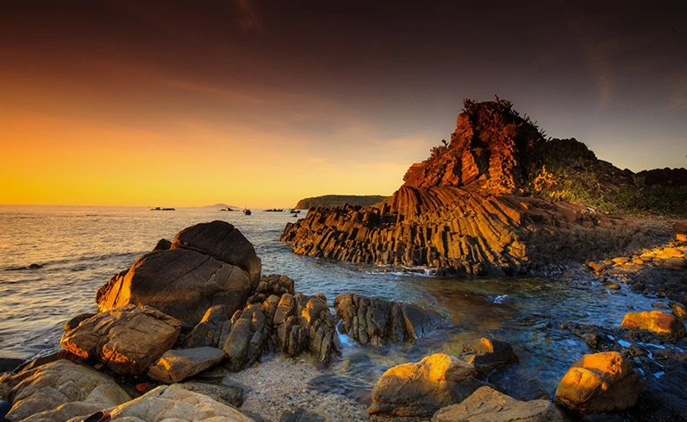 Vẻ đẹp của gành Đá Đĩa trong ánh bình minh.