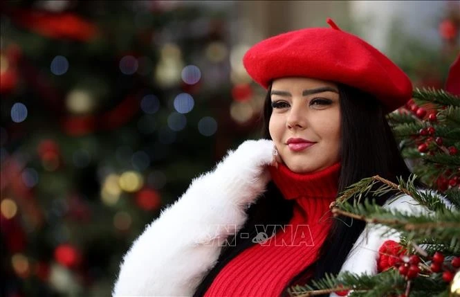 Người dân thăm chợ Giáng sinh tại London, Anh.