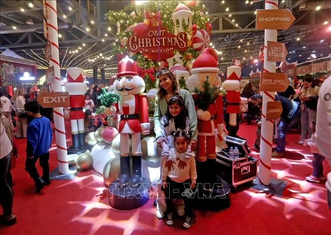 Người dân thăm hội chợ Giáng sinh tại Beirut, Liban, ngày 21/12/2024.