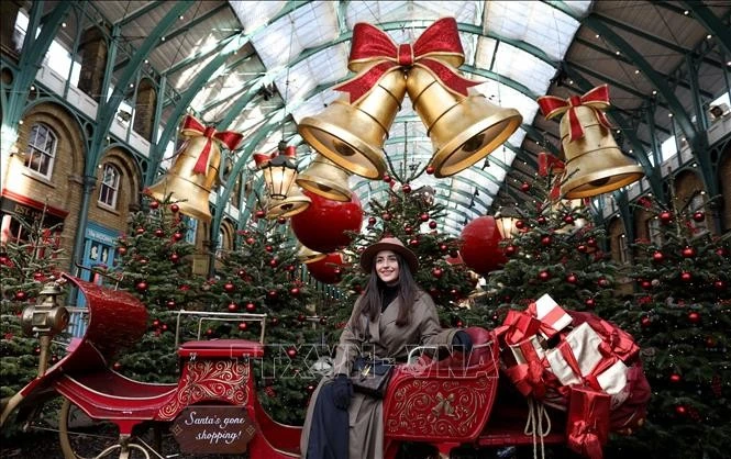 Người dân thăm chợ Giáng sinh tại London, Anh.