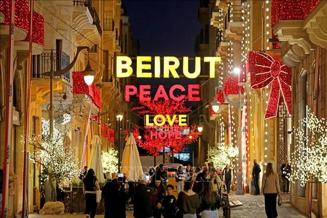 Đường phố được trang hoàng rực rỡ đón Giáng Sinh tại Beirut, Liban.