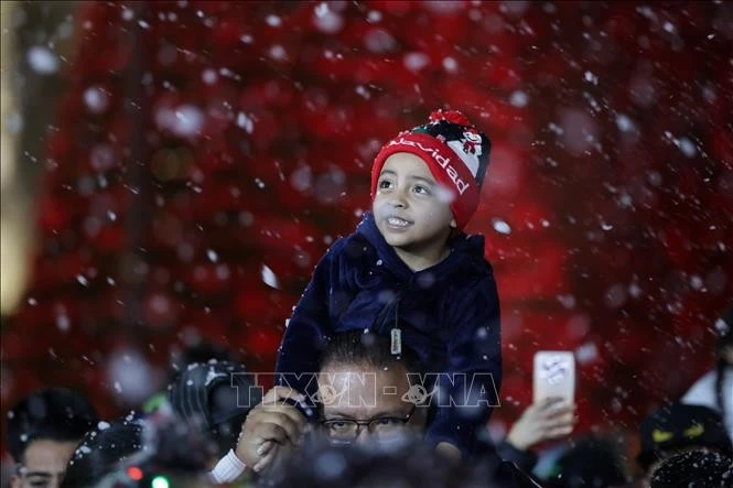 Em nhỏ thích thú ngắm nhìn đồ trang trí Giáng sinh trên đường phố tại Mexico City, Mexico.