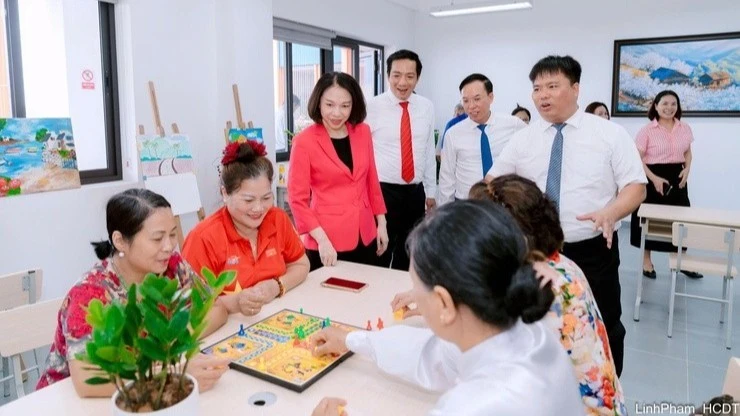 Lãnh đạo thành phố Hà Nội tham quan mô hình chăm sóc sức khỏe người cao tuổi tại phường Long Biên.