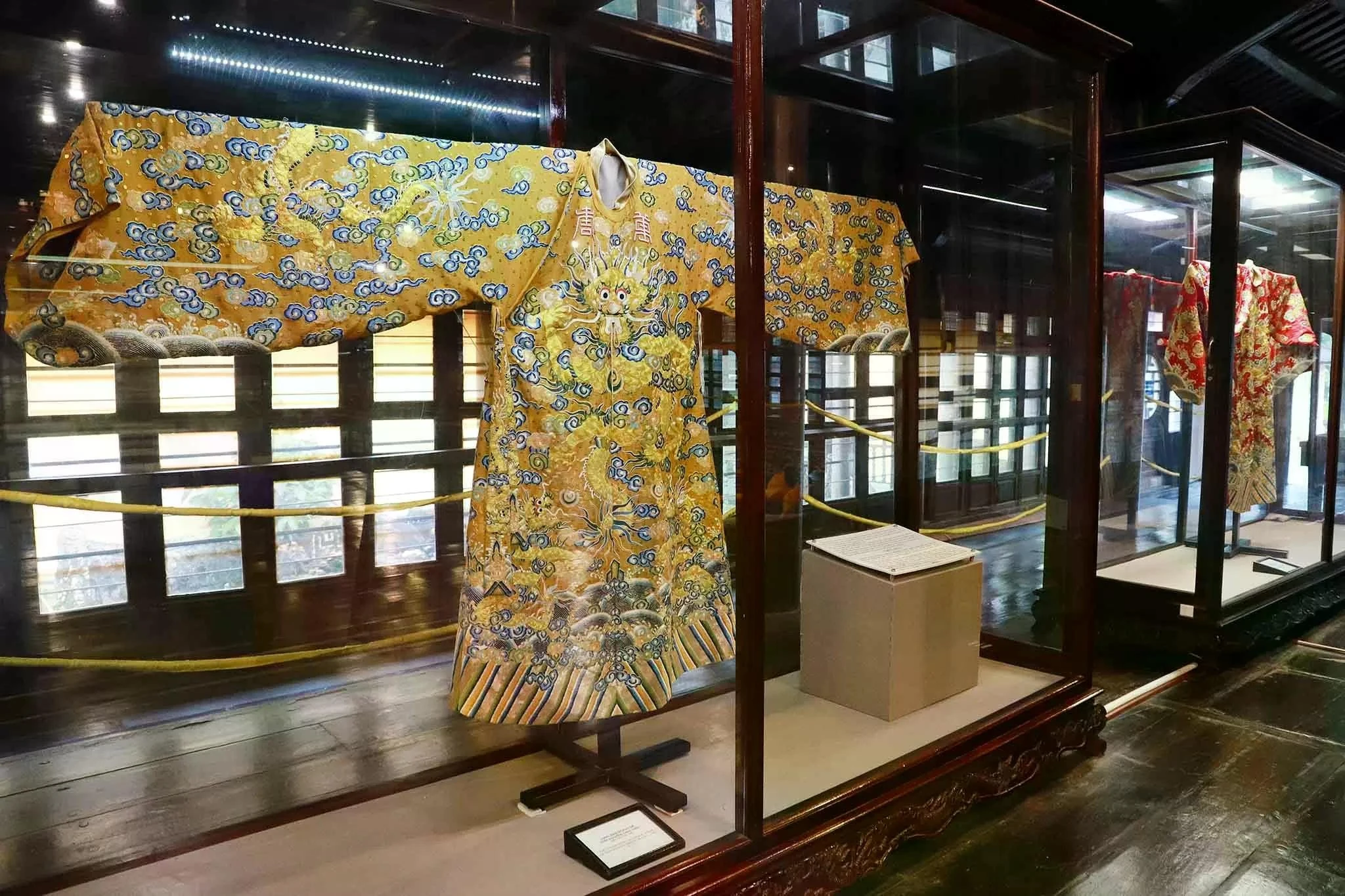 Hoàng bào của vua nhà Nguyễn mặc lúc thiết lễ đại triều được trưng bày tại Bảo tàng cổ vật Cung đình Huế.