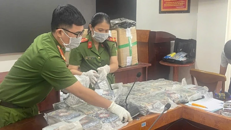 Thu giữ 174kg ma túy tổng hợp, 10 bánh heroin, 300 gói ma túy dạng nước vui.