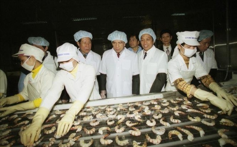 Tổng Bí thư Nông Đức Mạnh thăm Công ty xuất khẩu Thủy sản tỉnh Thanh Hóa.