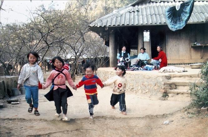 Đời sống văn hóa, tinh thần của nhân dân huyện Mai Châu, tỉnh Hòa Bình ngày càng được cải thiện (ảnh chụp năm 2004).