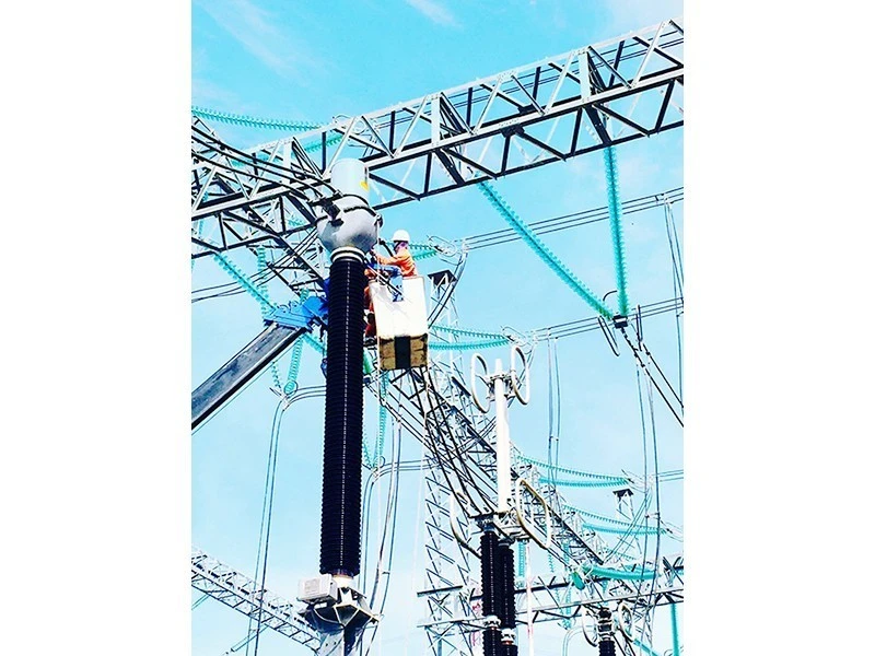 Công nhân thay thế thiết bị kẹp cực TI532 tại Trạm biến áp 500 kV Vĩnh Tân thuộc sự quản lý của Truyền tải điện Bình Thuận.