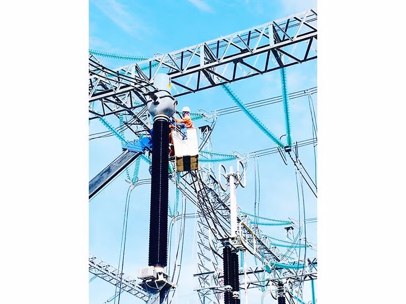 Công nhân thay thế thiết bị kẹp cực TI532 tại Trạm biến áp 500 kV Vĩnh Tân thuộc sự quản lý của Truyền tải điện Bình Thuận.