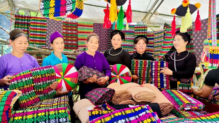 Sản phẩm được giới thiệu đến người tiêu dùng thông qua các chương trình lễ hội, hội chợ... Sản phẩm được giới thiệu đến người tiêu dùng thông qua các chương trình lễ hội, hội chợ...