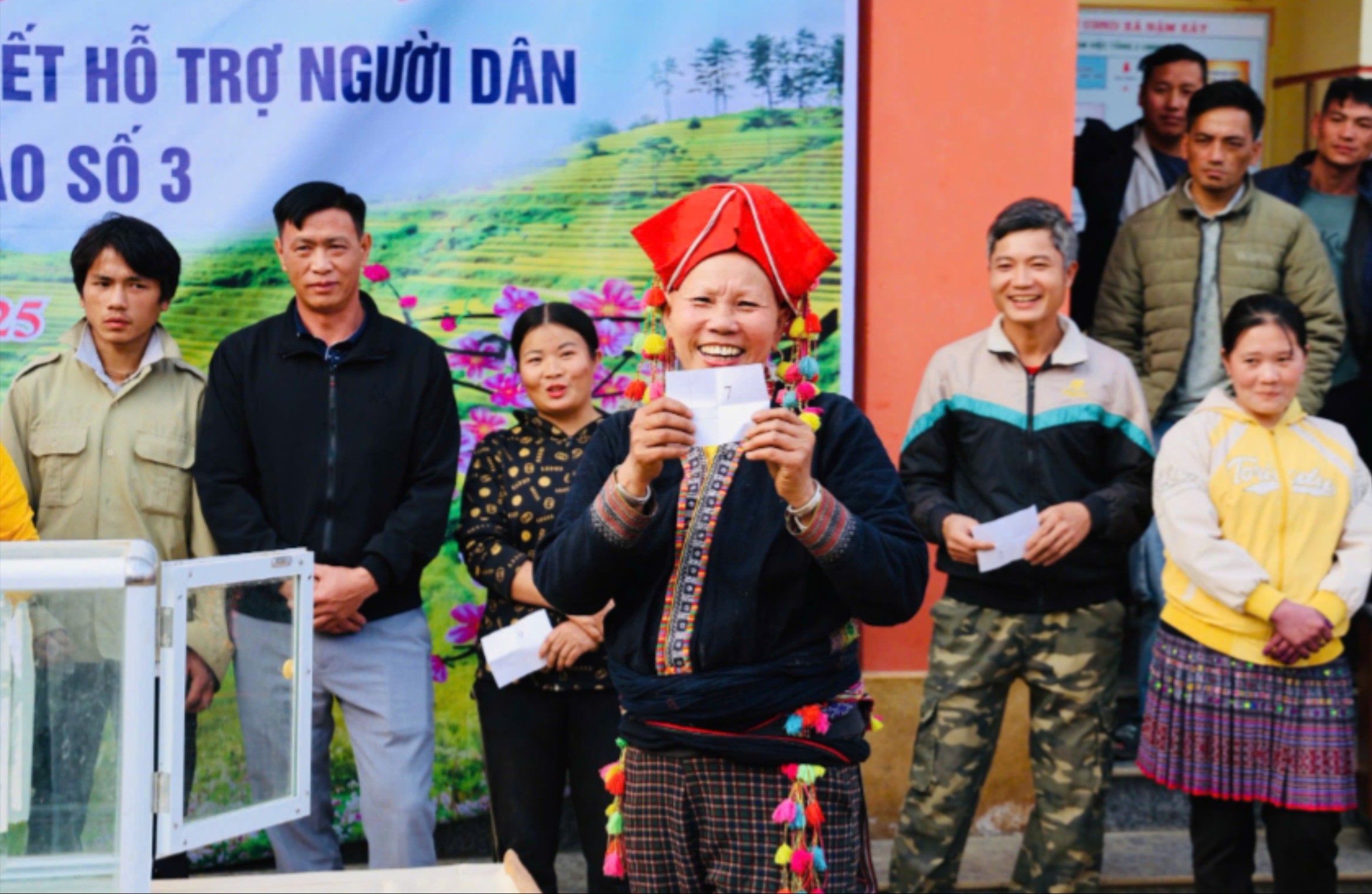 Người dân bốc thăm nhận bò giống. boc-tham-nhan-bo-giong-761.jpg