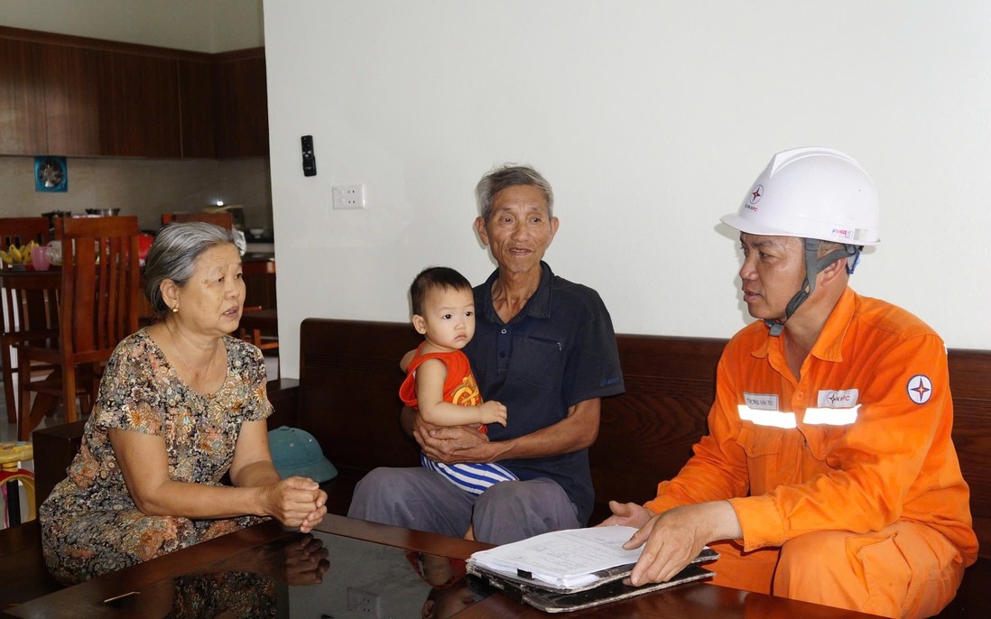 Công nhân Điện lực Thanh Hóa hướng dẫn khách hàng sử dụng điện an toàn, tiết kiệm và hiệu quả. Công nhân Điện lực Thanh Hóa hướng dẫn khách hàng sử dụng điện an toàn, tiết kiệm và hiệu quả.