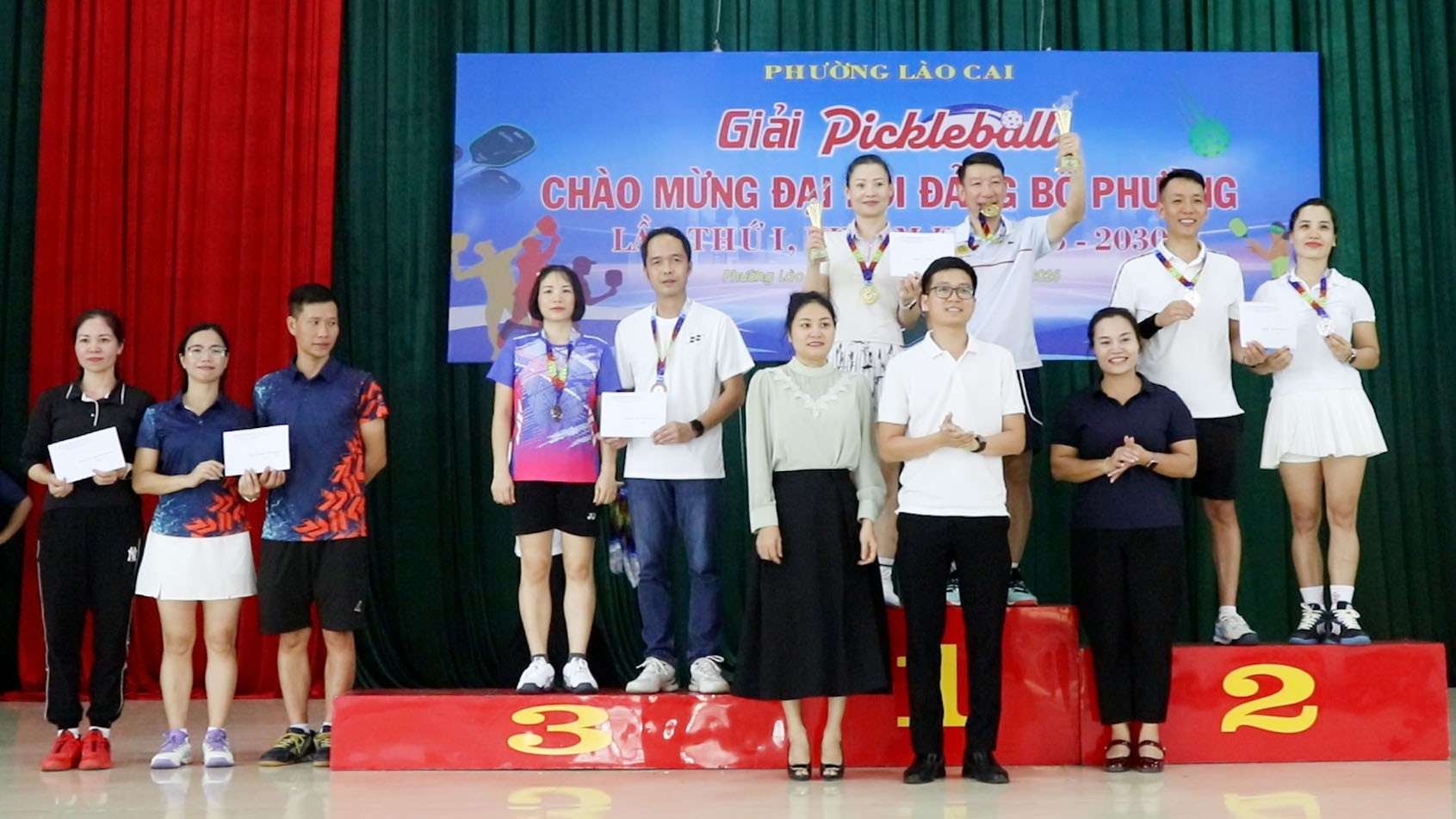 Ban tổ chức trao giải cho các nội dung thi đấu. 1.jpg