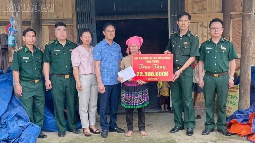Những người lính mang quân hàm xanh của Đồn Biên phòng Trịnh Tường luôn phát huy phẩm chất Bộ Đội Cụ Hồ, vừa chắc tay súng bảo vệ biên cương Tổ quốc, vừa tích cực đồng hành với cấp ủy, chính quyền và Nhân dân địa phương phát triển kinh tế, văn hoá, xã hội. Trong ảnh: Cán bộ, chiến sĩ Đồn Biên phòng Trịnh Tường ủng hộ, giúp đỡ hộ gia đình có hoàn cảnh khó khăn ở thôn Tân Giang. baolaocai-tl_tr-z7075412856468-1b299bfe18d5032835c4ad7523de0a3c.jpg