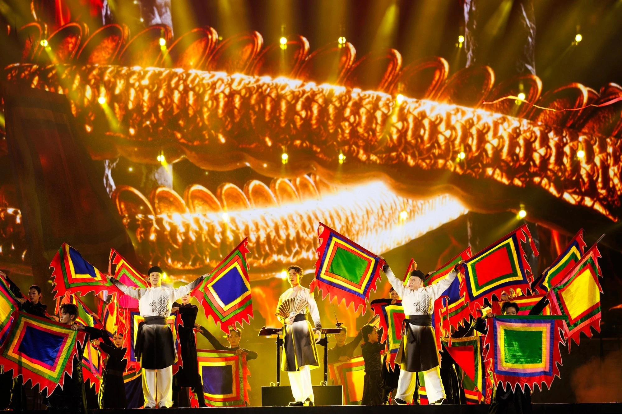 Soobin trình diễn đàn bầu trong tiết mục dân ca "Trống cơm"được làm mới.