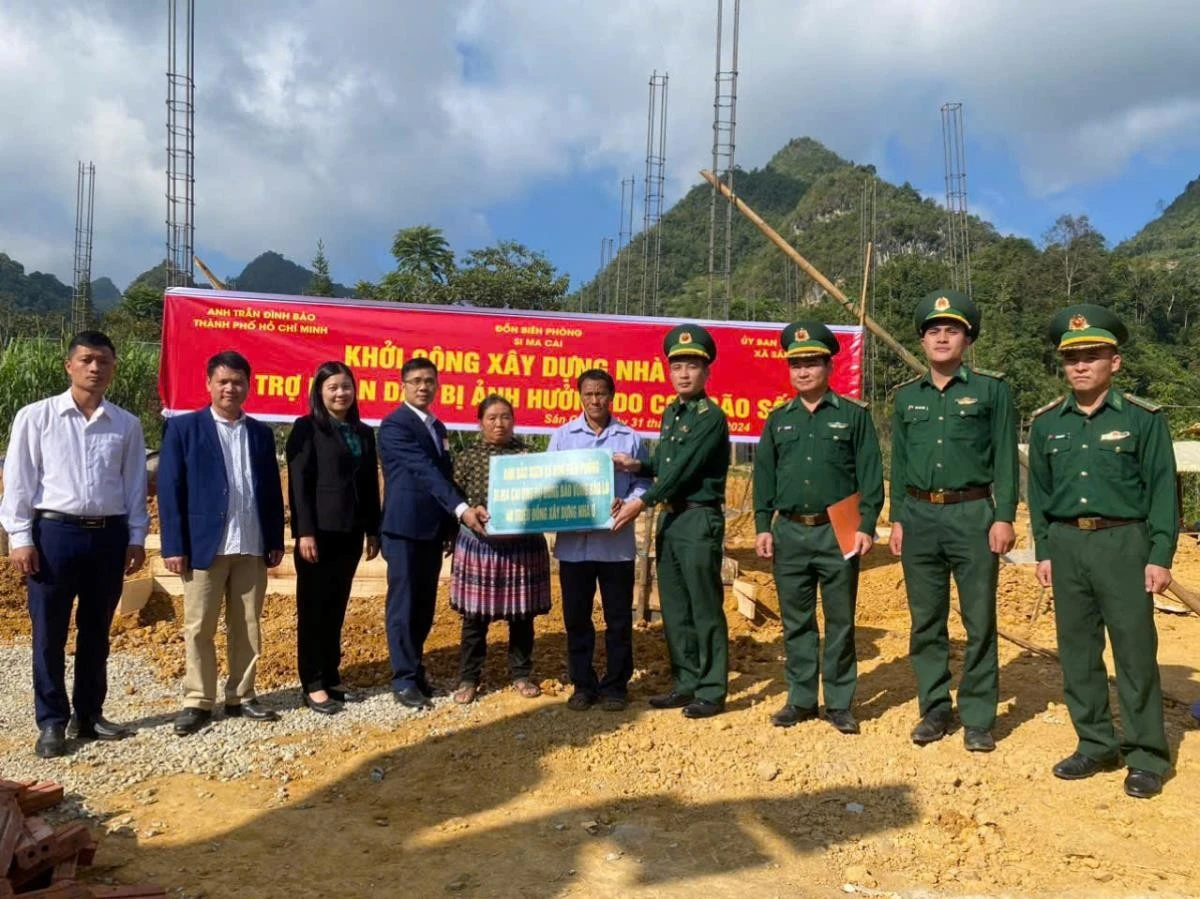 Cán bộ, đoàn viên, thanh niên Đồn Biên phòng Si Ma Cai tham gia ủng hộ xây nhà cho gia đình bị ảnh hưởng bởi cơn bão số 3.