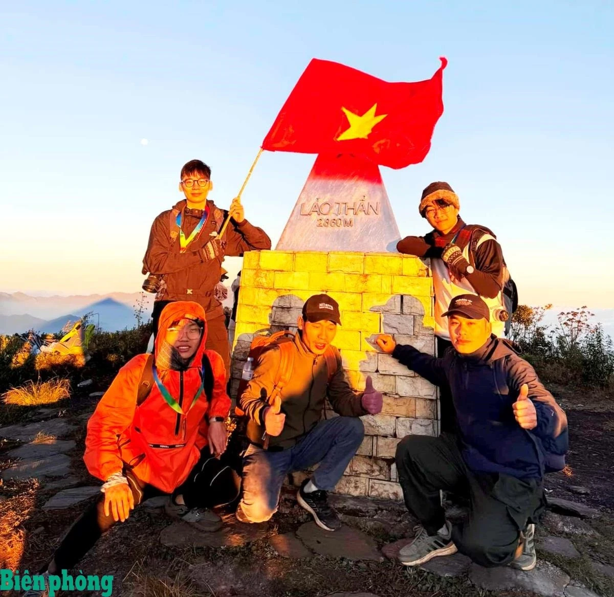 Đông đảo du khách chinh phục đỉnh Lảo Thẩn.