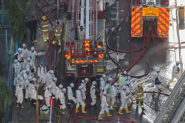 Lực lượng chức năng di chuyển vào các toà chung cư để nhận dạng các thi thể sau vụ cháy.