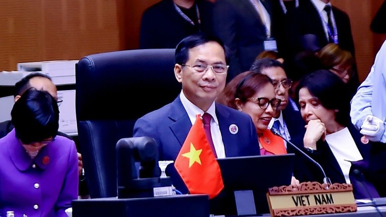 Phó Thủ tướng, Bộ trưởng Ngoại giao Bùi Thanh Sơn tham dự phiên họp toàn thể Hội nghị Bộ trưởng Ngoại giao ASEAN lần thứ 58. Phó Thủ tướng, Bộ trưởng Ngoại giao Bùi Thanh Sơn tham dự phiên họp toàn thể Hội nghị Bộ trưởng Ngoại giao ASEAN lần thứ 58.