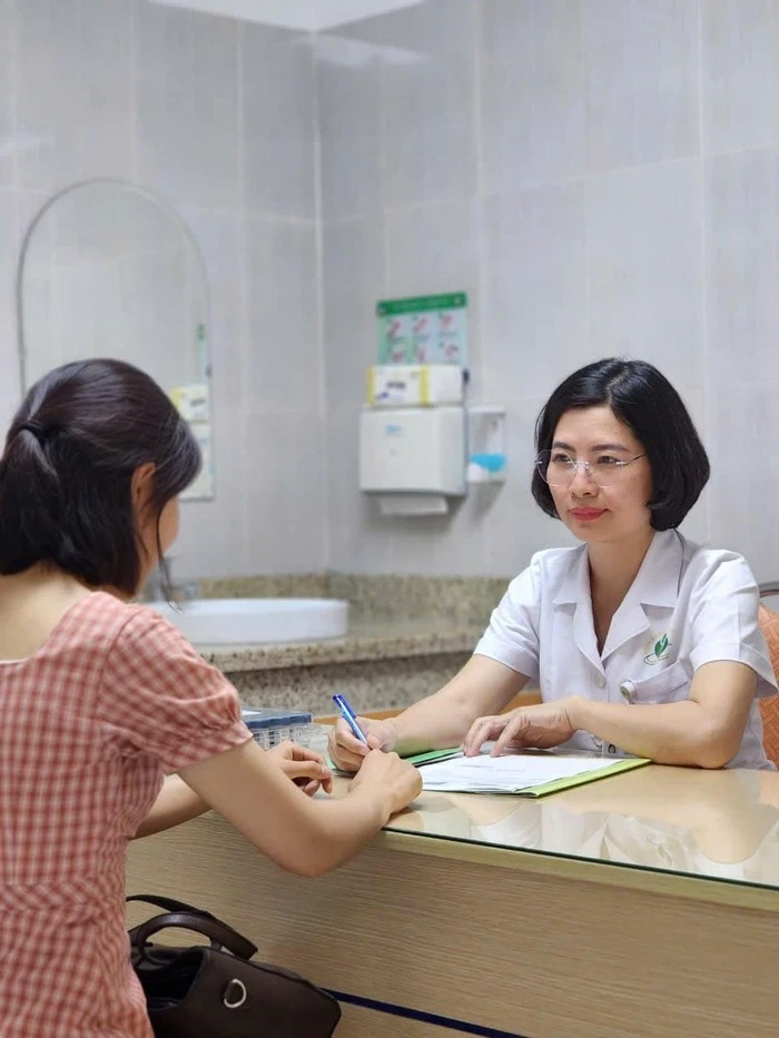 Bác sĩ chuyên khoa 2 Hà Cẩm Thương (Bệnh viện Phụ sản Hà Nội) tư vấn cho bà mẹ sau sinh.