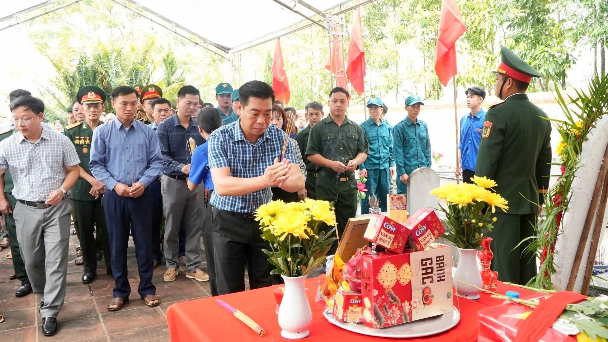 Lãnh đạo, Nhân dân xã Nghĩa Đô dâng hương tưởng nhớ công ơn Liệt sĩ Lương Thanh Yển.