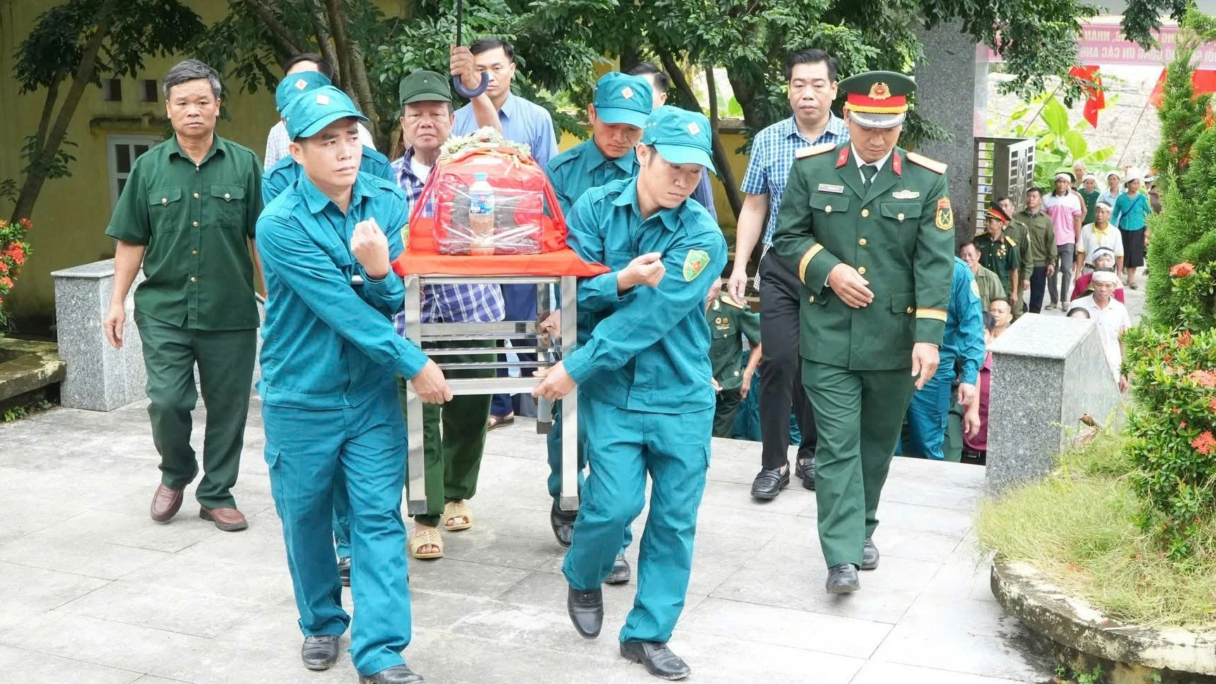 Di chuyển hài cốt Liệt sĩ Lương Thanh Yển về an táng tại Nghĩa trang liệt sĩ xã Nghĩa Đô.