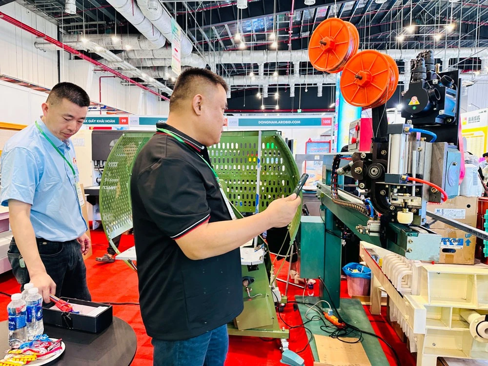 Nhiều doanh nghiệp trưng bày công nghệ mới tại Triển lãm Quốc tế giấy và bao bì Việt Nam 2025 tổ chức ở Bình Dương vừa qua.