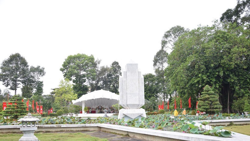 Khu mộ Cụ Phó bảng Nguyễn Sinh Sắc trong Khu di tích Nguyễn Sinh Sắc. Khu mộ Cụ Phó bảng Nguyễn Sinh Sắc trong Khu di tích Nguyễn Sinh Sắc.