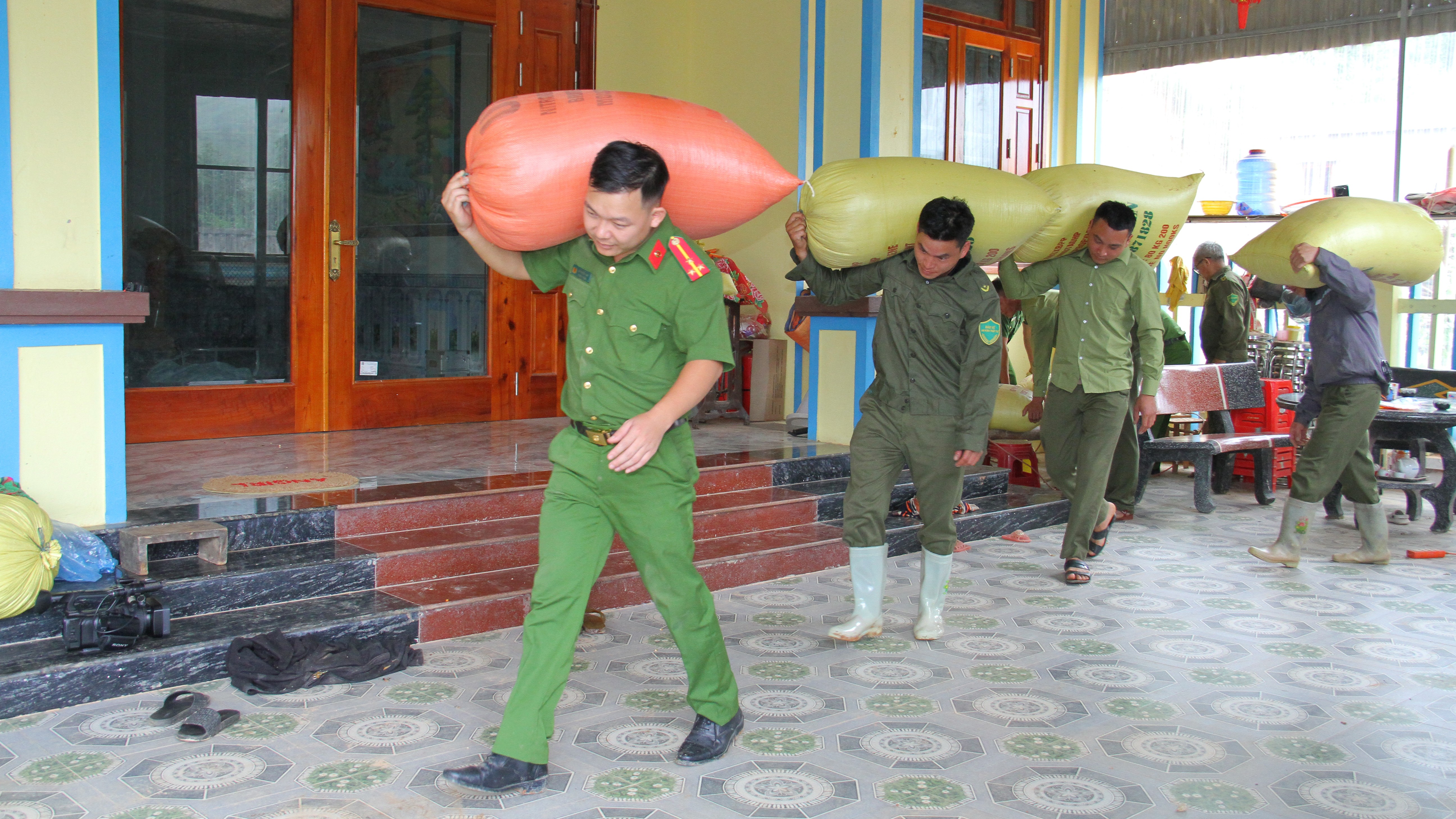 នគរបាលឃុំ និងកម្លាំងសន្តិសុខមូលដ្ឋានបានចល័តកសិផលជួយប្រជាពលរដ្ឋ។ luc-luong-cong-an-xa-va-an-ninh-co-so-di-doi-nong-san-giup-nhan-dan.jpg