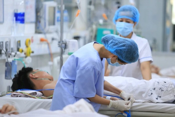 Điều trị bệnh nhân sốt xuất huyết tại cơ sở y tế. Ảnh minh họa