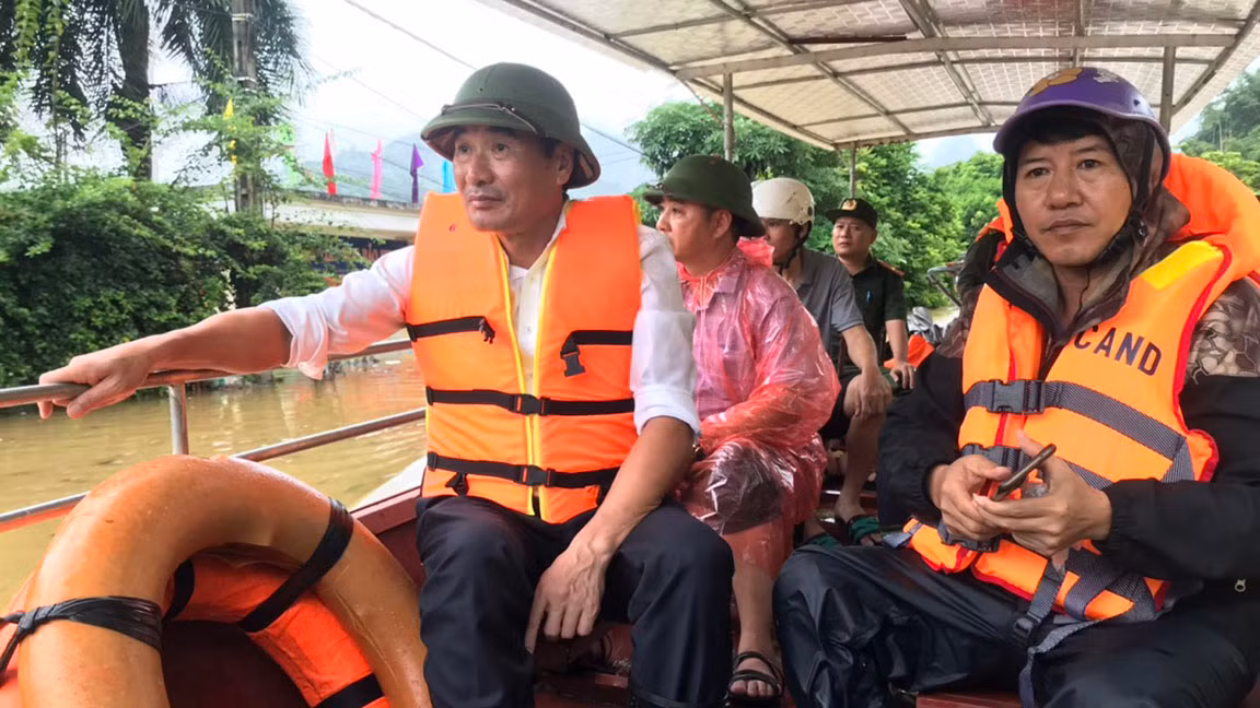 Kiểm tra lưu vực sông chảy đoạn xã Cốc Lầu.jpg