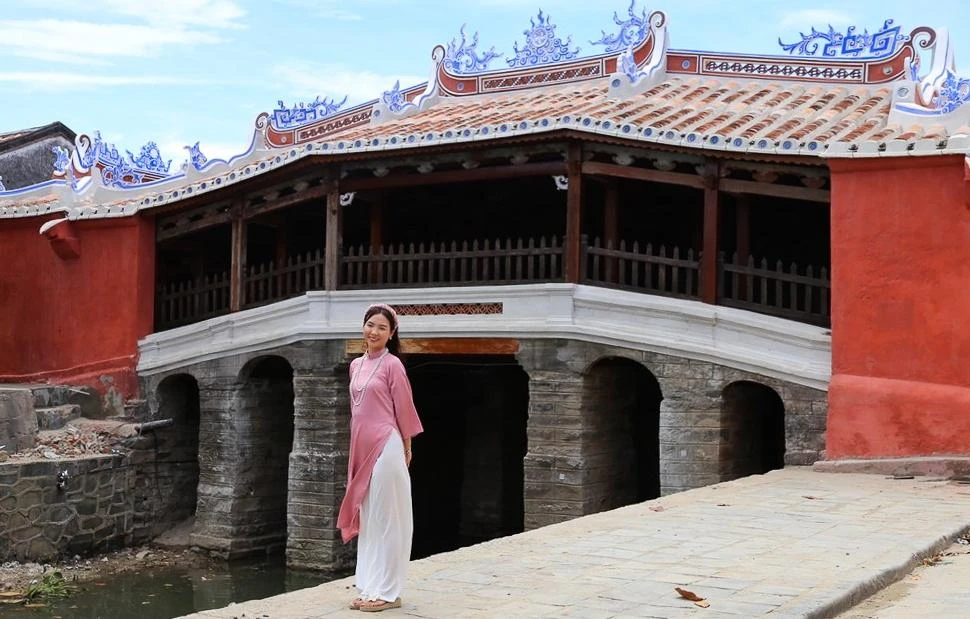 Du khách check-in cùng chùa Cầu Hội An sau trùng tu.