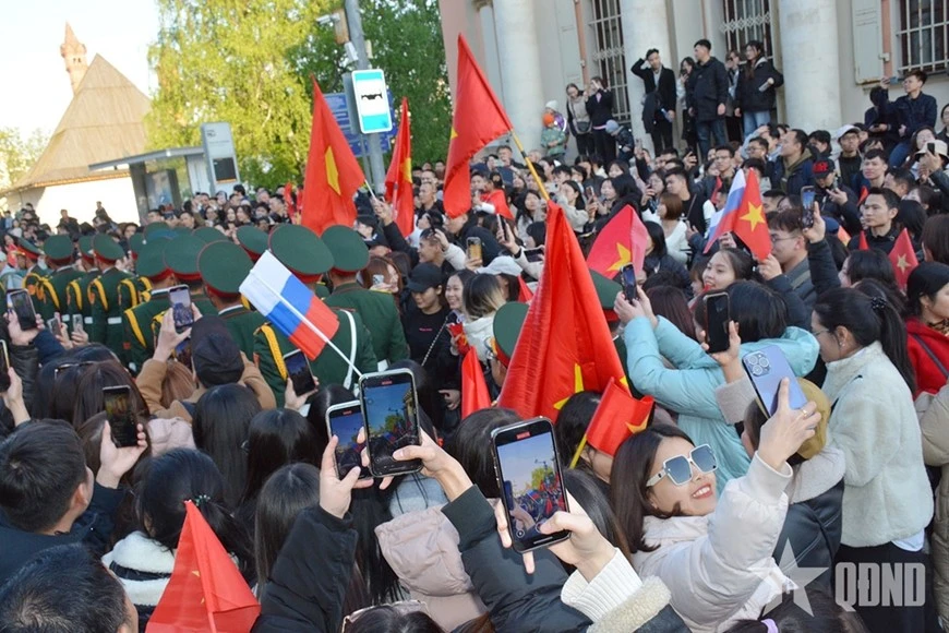 Bà con kiều bào, du học sinh tại Nga chào đón đoàn Quân đội nhân dân Việt Nam tại Quảng trường Đỏ.