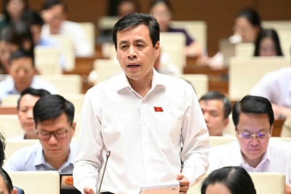 Đại biểu Trần Anh Tuấn đề nghị nên quy định những gói thầu có thời gian dưới 4 tháng thì phải áp dụng chỉ định thầu để kịp tiến độ. Đại biểu Trần Anh Tuấn đề nghị nên quy định những gói thầu có thời gian dưới 4 tháng thì phải áp dụng chỉ định thầu để kịp tiến độ.