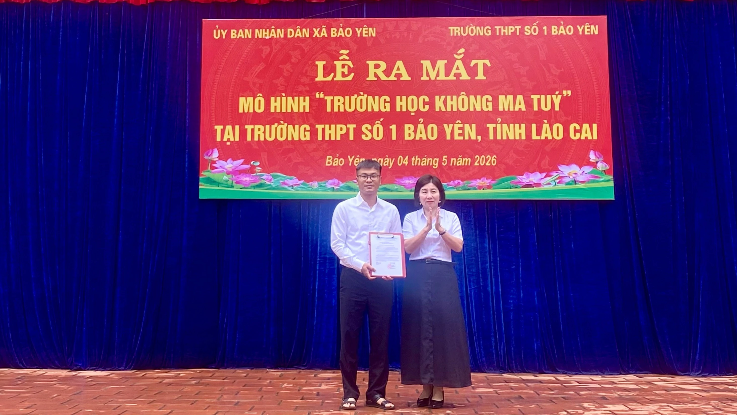 trao-quyet-dinh-thanh-lap-mo-hinh-truong-hoc-khong-ma-tuy-1255.jpg