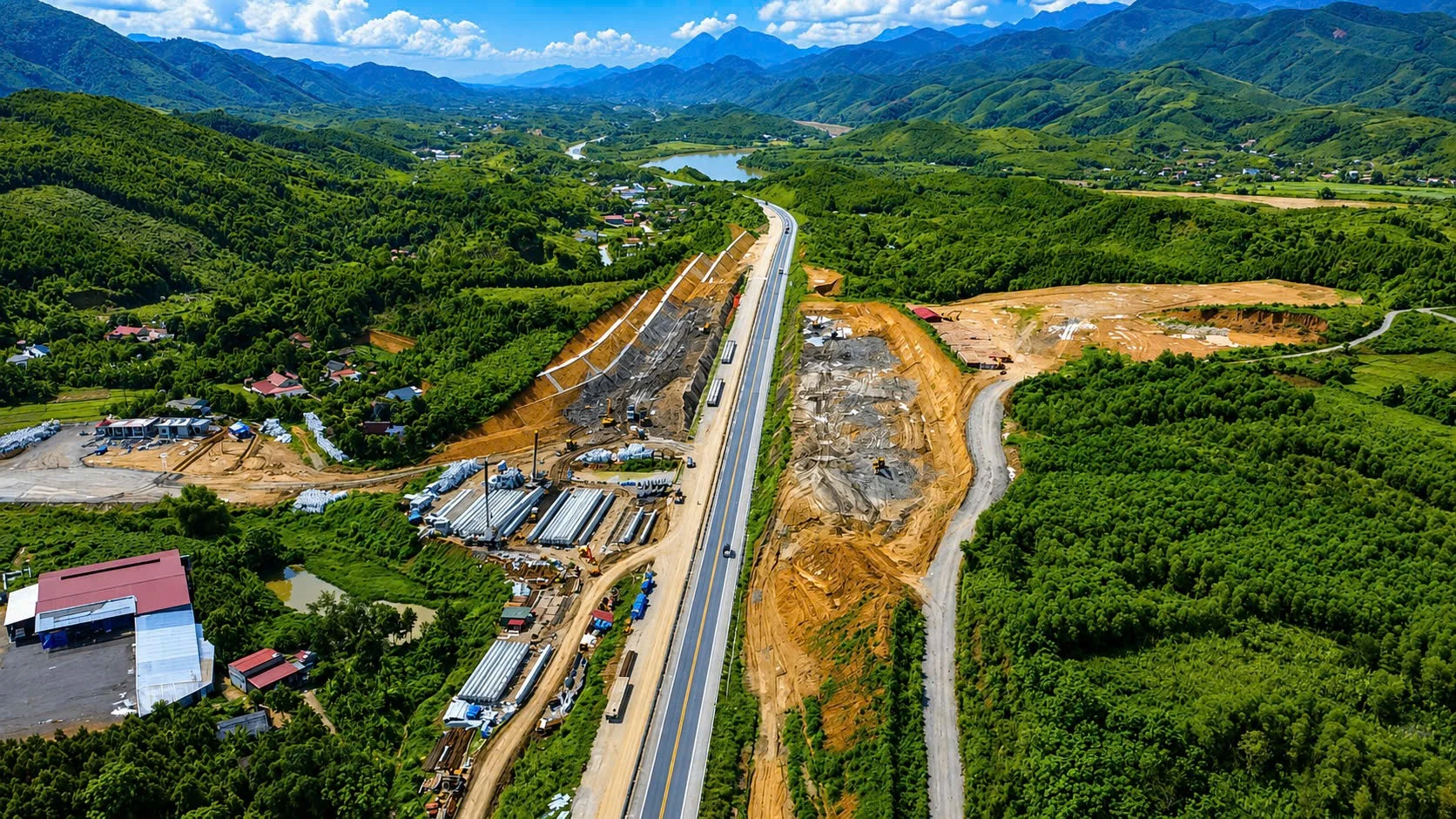 Trên công trường gói thầu XL01, XL 02 của dự án mở rộng cao tốc Nội Bài - Lào Cai, các gói thầu đang được thi công, mở rộng đoạn tuyến từ Km123+080 - Km244+155 với chiều dài 121,33km, tổng mức đầu tư gần 7.700 tỷ đồng. Dự án khởi công 1/10/2025, theo kế hoạch, công trình hoàn thành trong năm 2026.